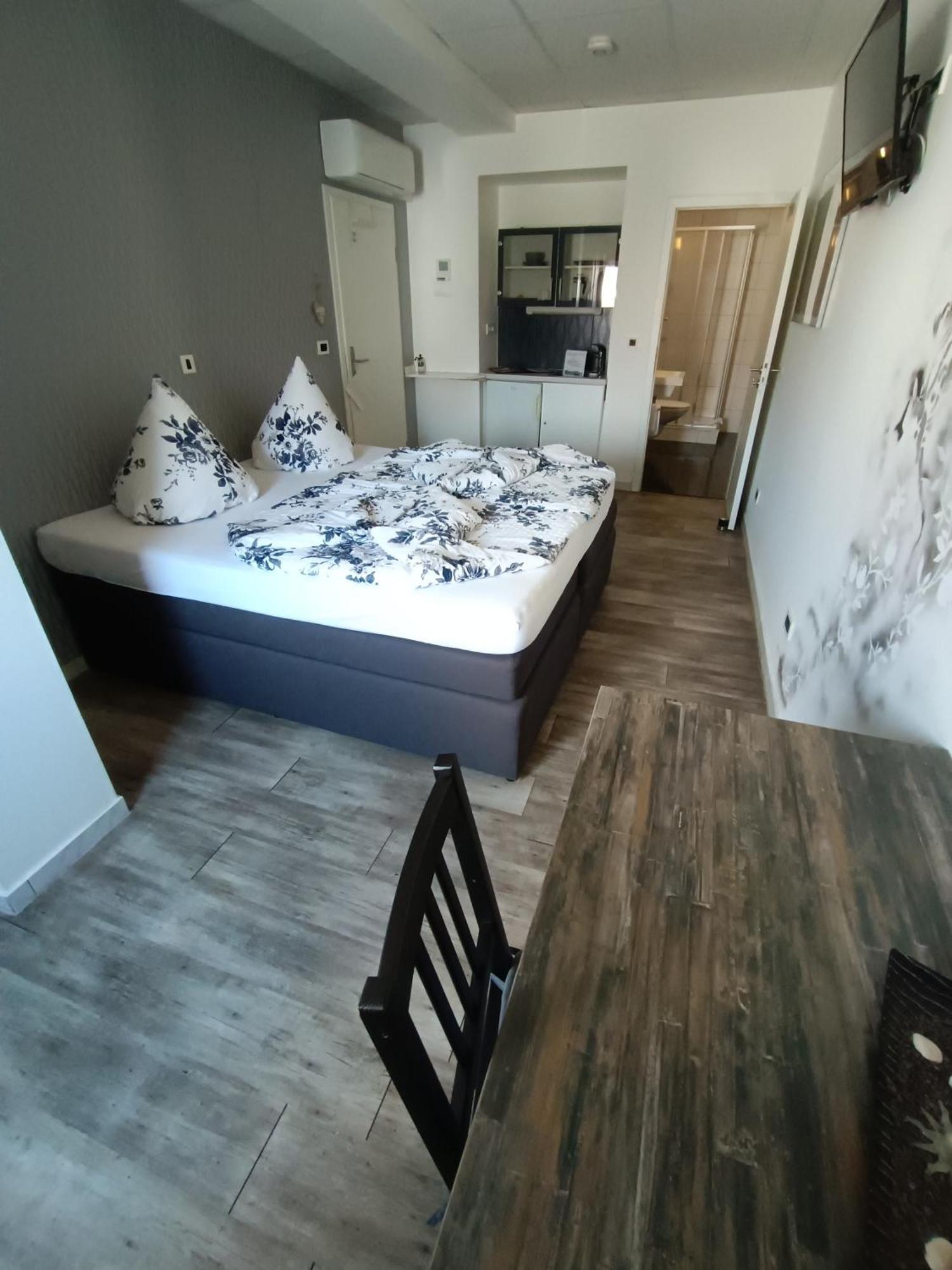 Boardinghouse Sinsheim Zentral Am Burgplatz Vandrehjem Eksteriør billede